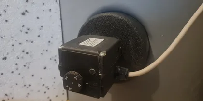 Eingebauter elektrischer Heizstab am Warmwasserspeicher