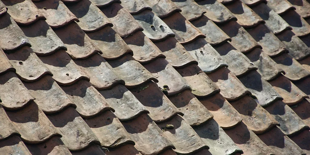 Dachziegel auf einem Hausdach