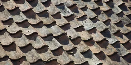 Dachziegel auf einem Hausdach